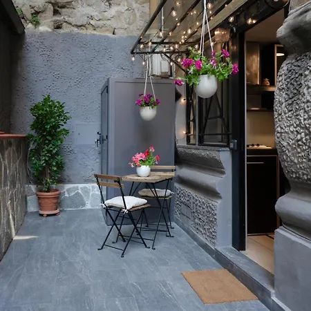 La Casa Del Gigante - * נאפולי